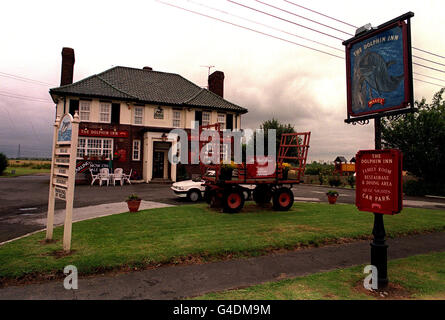 PA NEWS PHOTO 5/8/98 LE DOLPHIN PUB DANS LE VILLAGE D'ALTHORPE DANS LINCONSHIRE OÙ LE PROPRIÉTAIRE ET LA PROPRIÉTAIRE CHRIS ET HELEN MOODY ONT REÇU UNE CARTE POSTALE DE LA REINE EN RECONNAISSANCE DE LEUR TRAVAIL RÉORIENTANT LES TOURISTES ÉTRANGERS QUI SONT ARRIVÉS DANS LEUR VILLAGE PAR ERREUR TOUT EN VOULANT VISITER LA CARTE POSTALE DERNIER LIEU DE REPOS DE DIANA, PRINCESSE DE GALLES À ALTHORP MAISON À ENVIRON 100 MILES LOIN PRÈS DU VILLAGE ET GRAND BRINGTON DANS NORTHANTS. Banque D'Images