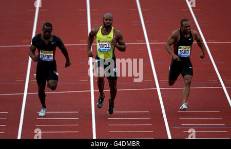 Asafa Powell (au centre), en Jamaïque, remporte la finale de 100 m pour hommes Banque D'Images