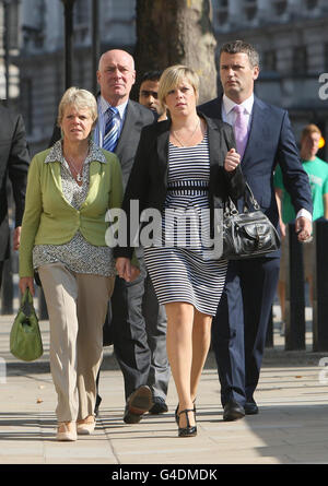 Les membres du groupe « piraté », (de gauche à droite) Sally Dowler, Bob Dowler et Gemma Dowler arrivent au bureau du Cabinet à Westminster, à Londres, pour une réunion avec le vice-premier ministre Nick Clegg. Banque D'Images