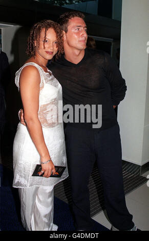 PA NEWS PHOTO 5/8/98 L'ACTRICE ANGELA GRIFFIN (FIONA IN EASTENDERS) ET L'ACTEUR DEVENU CHANTEUR WWILL MELLOR (JAMBO IN HOLLYOAKS) ARRIVENT POUR LA PREMIÈRE BRITANNIQUE DU FILM 'ARMAGEDDON' À LA PLACE ROUVERTE ODEON LEICESTER À LONDRES. Banque D'Images