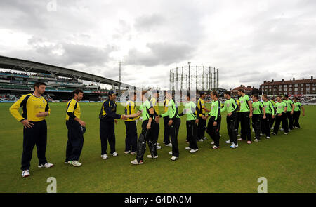 Les Lions de Surrey (à droite) se secouent la main avec les Hampshire Royals (à gauche) avant le jeu Banque D'Images