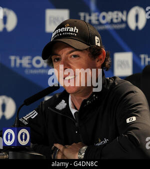 Rory McIlroy, d'Irlande du Nord, parle aux médias lors d'une journée d'entraînement pour le Championnat d'Open 2011 au Royal St George's, Sandwich. Banque D'Images