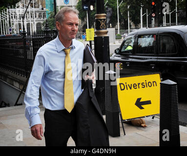 L'ancien commissaire adjoint Andy Hayman arrive à la Maison Portcullis à Westminster, à Londres, où il a témoigné devant un comité des affaires intérieures de la Chambre des communes au sujet de récentes allégations de piratage téléphonique. Banque D'Images