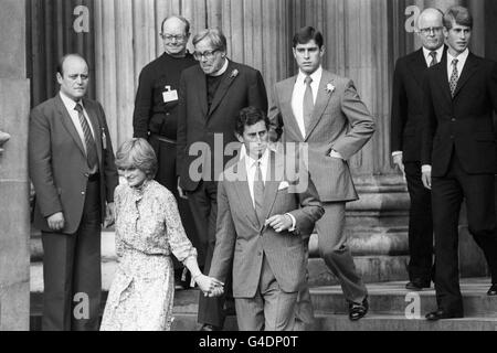 Lady Diana Spencer et Prince Charles quittent la cathédrale Saint-Paul après leur répétition de mariage. Le Prince Andrew et le Prince Edwards sont également représentés sur la photo. Banque D'Images