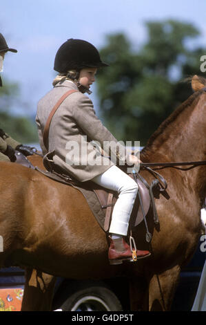 Zara Phillips, âgée de 7 ans, en selle de son poney lors d'un événement du Pony Club aux essais de chevaux de Windsor. Banque D'Images