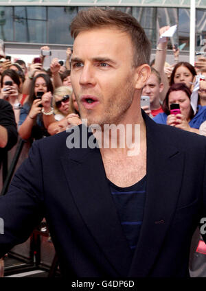 X Factor juge Gary Barlow arrive à l'Echo Arena à Liverpool, où se déroule la dernière série d'auditions pour le spectacle. Banque D'Images