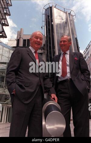 David Newbigging, président de Friends Provident (à gauche) et David Hubbard, président de Londres et Manchester, lors d'une séance photo à Londres cet après-midi (mardi), où il a été annoncé que Friends Provident achetait le groupe d'assurance London et Manchester pour 744 millions. Photo de Fiona hanson/PA. Voir PA Story CITY Friends Banque D'Images