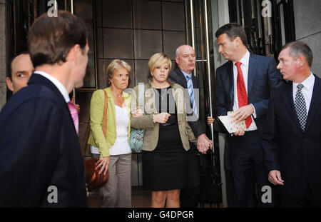 De gauche à droite : Sally Dowler, Gemma Dowler et Bob Dowler, avec leur avocat Mark Lewis (deuxième à droite) devant l'hôtel One Aldwych à Londres aujourd'hui après avoir rencontré Rupert Murdoch. Banque D'Images