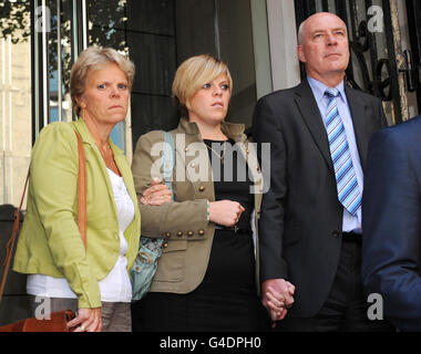 De gauche à droite : Sally Dowler, Gemma Dowler et Bob Dowler, devant l'hôtel One Aldwych de Londres aujourd'hui, après avoir rencontré Rupert Murdoch. Banque D'Images