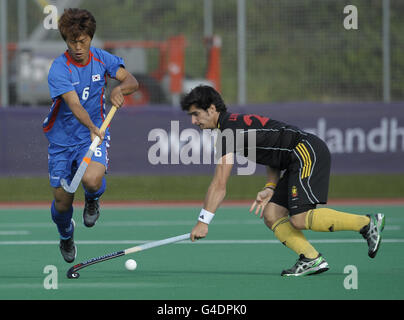 Loick Luypaert, de Belgique, conteste Nam Yong Lee (à gauche), de Corée du Sud, lors du match de la coupe de Londres au terrain de loisirs de Quintin Hogg, à Chiswick. Banque D'Images