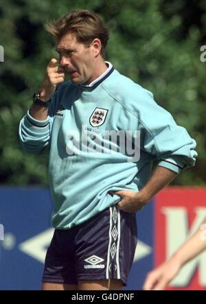 L'entraîneur de football d'Angleterre Glenn Hoddle lors d'une séance d'entraînement à l'abbaye de Bisham cet après-midi (mardi), alors que l'Angleterre se prépare à se qualifier pour le Championnat d'Europe 2000, avec leur premier match contre la Suède au début du mois prochain. Hoddle, a reçu récemment des critiques à la suite de la sérialisation dans un journal national la semaine dernière de son journal de coupe du monde, "Glenn Hoddle: The 1998 World Cup Story". Photo par Adam Bulter/PA*EDI*. Voir PA Story SOCCER Hoddle Banque D'Images