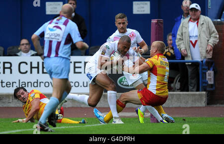 Rugby League - engage Super League - St Helens v Catalans Dragons - Stobart Stadium.Francis Meli (au centre) de St Helens passe la ligne pour tenter de remporter un match de la Super League engage au Stobart Stadium, Widnes. Banque D'Images