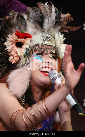 Latitude Festival - Southwold.Paloma Faith se exécutant sur la scène Obélisque au Latitude Festival à Henham Park, Southwold, Suffolk. Banque D'Images