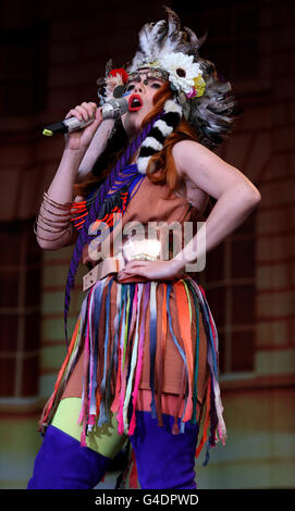 Latitude Festival - Southwold.Paloma Faith se exécutant sur la scène Obélisque au Latitude Festival à Henham Park, Southwold, Suffolk. Banque D'Images