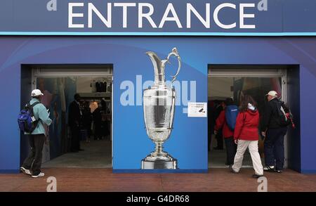 Vue générale de l'arrivée du spectateur pour le troisième jour du Open Championship 2011 Banque D'Images