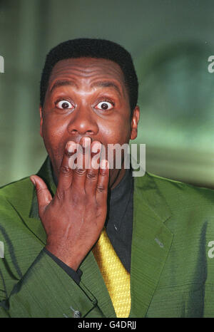 PA NEWS PHOTO 27/8/98 LE COMÉDIEN LENNY HENRY SE PRÉPARE À PRENDRE SON SPECTACLE SUR LA ROUTE AU LANCEMENT DE 'LENNY VA À LA VILLE' À LONDRES. LENNY SERA EN TOURNÉE DANS LE PAYS ET PRÉSENTERA UNE FOULE DE NOUVEAUX PERSONNAGES À LA NATION, LE 5 SEPTEMBRE SUR BBC 1. Banque D'Images