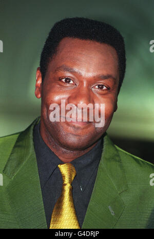 PA NEWS PHOTO 27/8/98 LE COMÉDIEN LENNY HENRY SE PRÉPARE À PRENDRE SON SPECTACLE SUR LA ROUTE AU LANCEMENT DE 'LENNY VA À LA VILLE' À LONDRES. LENNY SERA EN TOURNÉE DANS LE PAYS ET PRÉSENTERA UNE FOULE DE NOUVEAUX PERSONNAGES À LA NATION, LE 5 SEPTEMBRE SUR BBC 1. Banque D'Images