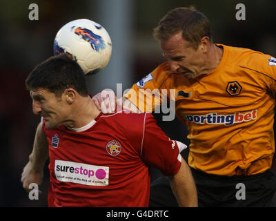 Jody Craddock de Wolverhampton Wanderers (à droite) remporte le ballon devant Jon Macken de Walsall pendant la pré-saison amicale au stade Banks, Walsall. Banque D'Images