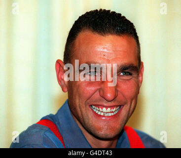 PA NEWS PHOTO 23/8/98 UN FOOTBALLEUR A TOURNÉ L'ACTEUR VINNIE JONES, À ÉDIMBOURG, POUR LA PREMIÈRE FOIS QU'IL A TOURNÉ SON NOUVEAU FILM, 'LOCK STOCK ET DEUX CANONS FUMES'. Banque D'Images