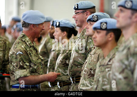 Le Prince de Galles présente les médailles du service opérationnel de l'Afghanistan aux soldats du corps d'armée de l'air du 4 Régiment à l'aérodrome de Wattisham, Suffolk. Banque D'Images