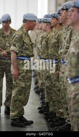 Le Prince de Galles présente les médailles du service opérationnel de l'Afghanistan aux soldats du corps d'armée de l'air du 4 Régiment à l'aérodrome de Wattisham, Suffolk. Banque D'Images