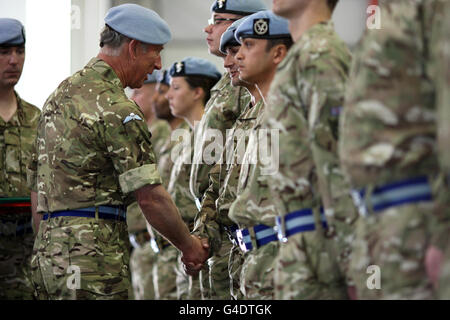 Le Prince de Galles présente les médailles du service opérationnel de l'Afghanistan aux soldats du corps d'armée de l'air du 4 Régiment à l'aérodrome de Wattisham, Suffolk. Banque D'Images