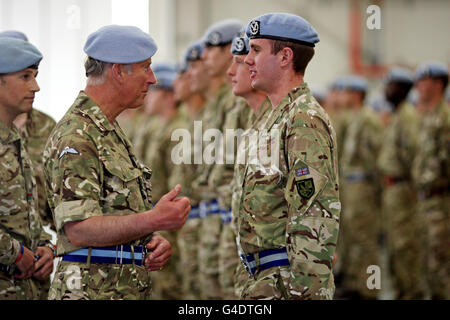 Le Prince de Galles présente les médailles du service opérationnel de l'Afghanistan aux soldats du corps d'armée de l'air du 4 Régiment à l'aérodrome de Wattisham, Suffolk. Banque D'Images