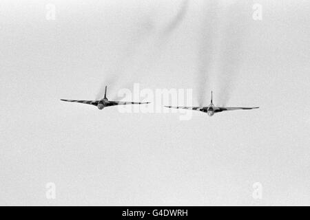 Deux Avro Vulcan en vol sur les avions dernier broup De RAF Waddington pour marquer la retraite du bombardier après plus de 25 ans Banque D'Images