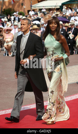 Naomi Campbell et son partenaire Vladislav Doronin arrivent à la place du Palais, Monte Carlo, pour la cérémonie religieuse du mariage de Charlene Wittstock au Prince Albert II de Monaco. Banque D'Images