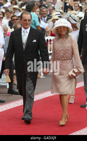 Roger Moore et son épouse Kristina arrivent à la place du Palais, Monte Carlo, pour la cérémonie religieuse du mariage de Charlene Wittstock au Prince Albert II de Monaco. APPUYEZ SUR ASSOCIATION photo. Date de la photo: Samedi 2 juillet 2011. Crédit photo à lire: Dominic Lipinski/PA Wire arrive à la place du Palais, Monte Carlo, pour la cérémonie religieuse du mariage de Charlene Wittstock au Prince Albert II de Monaco. APPUYEZ SUR ASSOCIATION photo. Date de la photo: Samedi 2 juillet 2011. Le crédit photo devrait se lire comme suit : Dominic Lipinski/PA Wire Banque D'Images