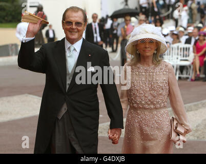 Roger Moore et son épouse Kristina arrivent à la place du Palais, Monte Carlo, pour la cérémonie religieuse du mariage de Charlene Wittstock au Prince Albert II de Monaco. APPUYEZ SUR ASSOCIATION photo. Date de la photo: Samedi 2 juillet 2011. Crédit photo à lire: Dominic Lipinski/PA Wire arrive à la place du Palais, Monte Carlo, pour la cérémonie religieuse du mariage de Charlene Wittstock au Prince Albert II de Monaco. APPUYEZ SUR ASSOCIATION photo. Date de la photo: Samedi 2 juillet 2011. Le crédit photo devrait se lire comme suit : Dominic Lipinski/PA Wire Banque D'Images