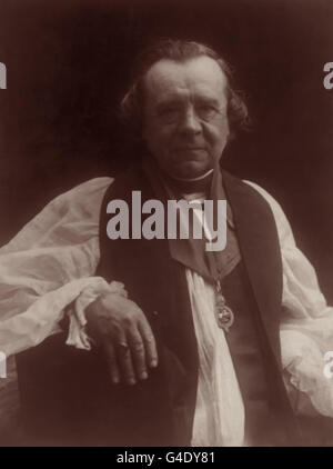 Samuel Wilberforce FRS (1805-1873), Évêque de Winchester (et plus tard évêque d'Oxford), dans un portrait photo de Julia Margaret Cameron fait dans l'eau douce, au Royaume-Uni le 12 août 1871. Samuel Wilberforce était le fils du légendaire abolitionniste William Wilberforce et était peut-être plus célèbre pour avoir débattu de Thomas Henry Huxley (connu sous le nom de 'Darwin's') en 1860 Charles sur la théorie de l'évolution de Darwin. Wilberforce, l'un des plus grands orateurs de son époque, était parfois appelé 'Ssavonneuse Sam', peut-être pour son agilité linguistique, ou laver les mains de son geste, ou peut-être les deux. Banque D'Images