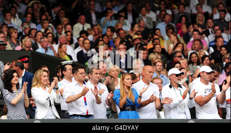 Jelena Ristic (au centre), petite amie de Serbie, Novak Djokovic, célèbre avec sa famille et ses entraîneurs après avoir battu Rafael Nadal en Espagne lors de la finale des singles hommes le treize jour des Championnats de Wimbledon 2011 au All England Lawn tennis and Croquet Club, Wimbledon. Banque D'Images