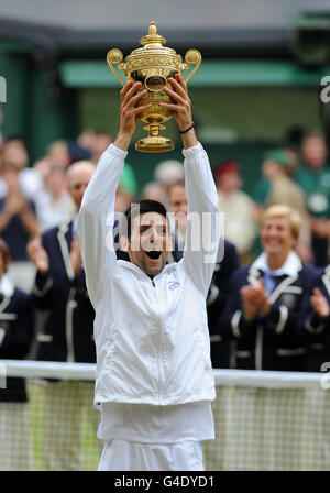 Le Novak Djokovic de Serbie lève son trophée après avoir battu Rafael Nadal d'Espagne dans la finale masculine pendant le treize jour des Championnats de Wimbledon 2011 au All England Lawn tennis and Croquet Club, Wimbledon. Banque D'Images