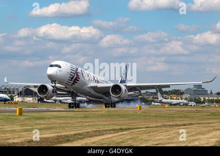 Airbus A350-941 afficher d'avions commerciaux au Farnborough International Airshow dans un hybride/airbus Qatar Airways livery. Banque D'Images