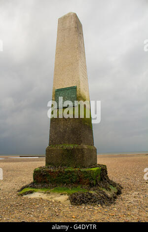 Crowstone obélisque sur la plage à Chalkwell Banque D'Images