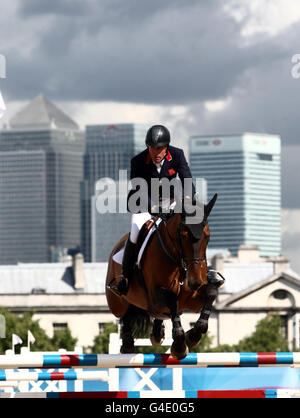 Le cavalier du spectacle en Grande-Bretagne David McPherson à cheval Billy Bishop participe à la démonstration du saut du spectacle pendant le troisième jour de l'événement international de Greenwich Event à Greenwich Park, Londres. Banque D'Images