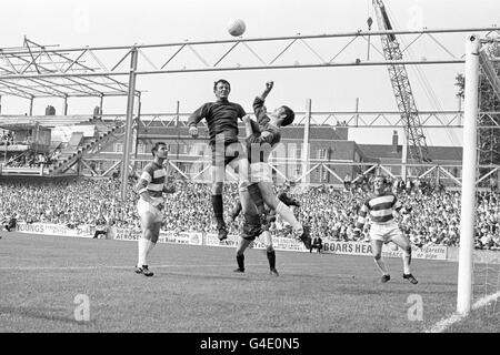 Mike Kelly, gardien de but des Queens Park Rangers, chasse le ballon loin de Mike Summerbee de Manchester City.Mark Lazarus (r) est également photographié pour les Queens Park Rangers. Banque D'Images