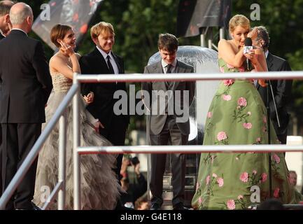 (G-D) Emma Watson, Rupert Grint, Daniel Radcliffe et JK Rowling à la première mondiale de Harry Potter et des Halles de Deathly : partie 2. Banque D'Images