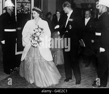 La princesse Elizabeth et le duc d'Édimbourg à l'arrivée à un banquet d'État au Château Frontenac, au Québec. Banque D'Images