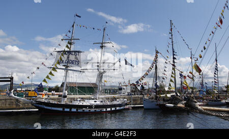 Grands navires participant aux courses des Tall Ships 2011, amarrés à Greenock en Écosse. Banque D'Images