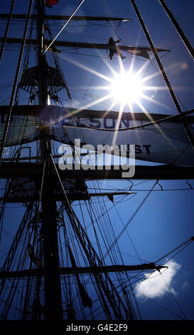 Un membre de l'équipage vérifie le gréement à bord de l'un des grands navires participant aux Tall Ships races 2011, amarrés à Greenock en Écosse. Banque D'Images