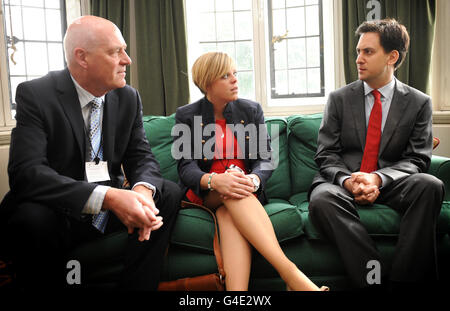 Le chef du travail Ed Miliband rencontre la famille de la jeune fille de l'école assassinée Milly Dowler, le père Bob (à gauche) et la sœur Gemma, à son bureau de Westminster, à Londres. Banque D'Images