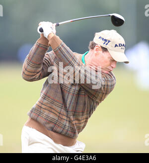 Golf - le Championnat d'Open 2011 - Aperçu jour deux - Royal St George's. Tom Watson des États-Unis sur l'aire d'échauffement Banque D'Images