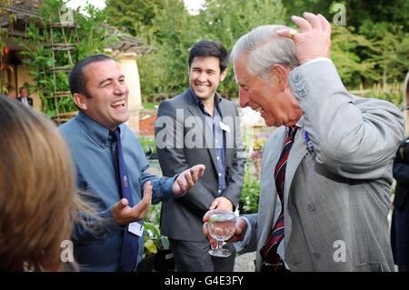 Le Prince Charles de Grande-Bretagne rencontre Blue Peter Gardener Chris Collins, et le présentateur de télévision James Wong (à droite) à la réception de l'organisme de bienfaisance Garden Organic à Highgrove. Banque D'Images