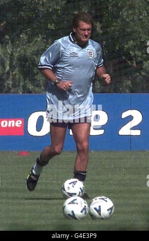 L'entraîneur d'Angleterre Glenn Hoddle, lors d'une séance d'entraînement à l'abbaye de Bisham aujourd'hui (lundi), qui indique le début des préparatifs de l'Angleterre pour se qualifier pour le Championnat d'Europe 2000, avec leur premier match contre la Suède au début du mois prochain. Hoddle, a reçu de nombreuses critiques dernièrement à la suite de la sérialisation dans un journal national la semaine dernière de son journal de coupe du monde, « Glenn Hoddle: The World Cup Story 1998 ». Photo de Tim Ockenden/PA. Voir PA Story SOCCER Hoddle Banque D'Images