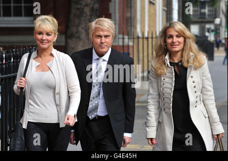 (De gauche à droite) Cheryl Baker, Mike Nolan et Jay Aston, anciens membres de Bucks Fizz, arrivent au Registre des marques de commerce de Londres pour entendre un jugement sur une dispute de longue date sur les droits au nom du groupe. Banque D'Images