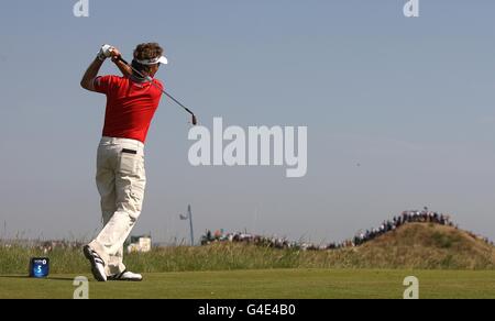 Golf - le championnat ouvert 2011 - deuxième jour - Royal St George's.Bernhard Langer, en Allemagne, débarque sur le 5ème trou lors de la deuxième manche du Championnat d'Open 2011 au Royal St George's, Sandwich. Banque D'Images