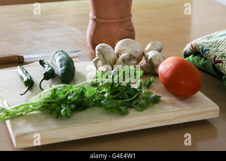 Photographie de certains légumes frais sur une table en bois Banque D'Images