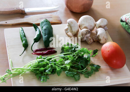 Photographie de certains légumes frais sur une table en bois Banque D'Images